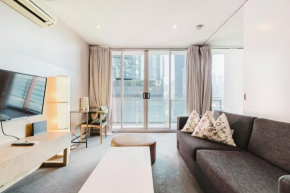 Light Airy Parking WiFi WFH Walk to MCEC Crown